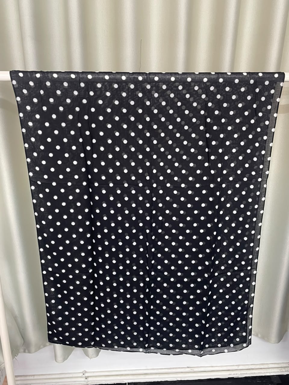 Schwarzer Premium-Modal-Hijab mit Polka-Dots