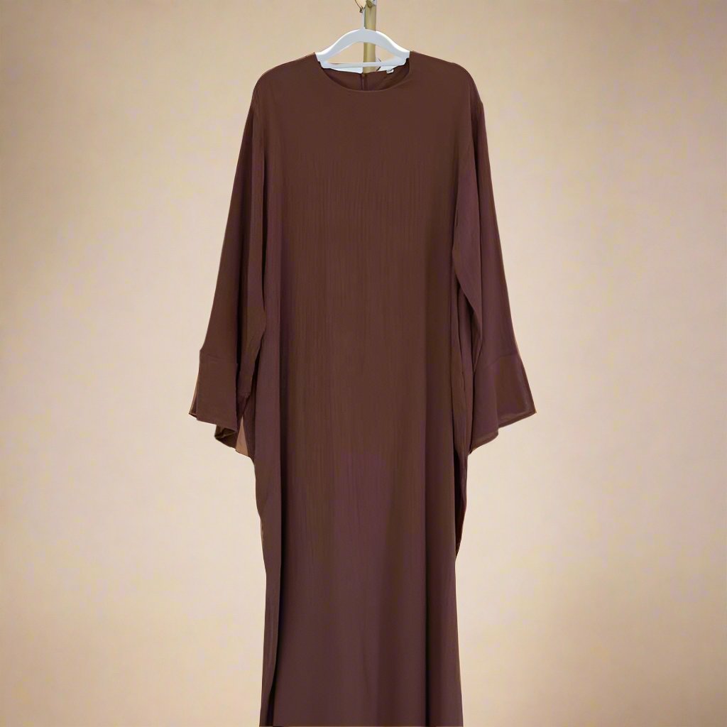 Ember Bescheidenes Kleid mit Tasche und Split-Ärmel-Manschetten