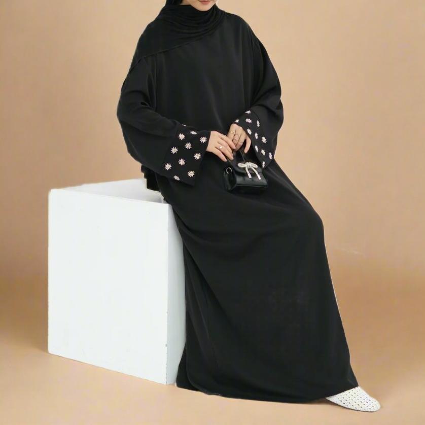 Abaya fermée Jamila brodée de fleurs sophistiquées