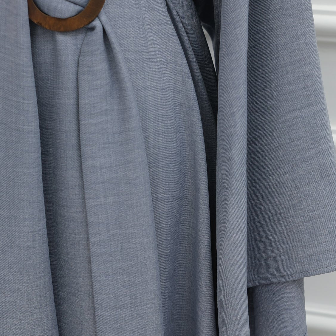 Isadora Bescheidenes Maxikleid mit Gürtel