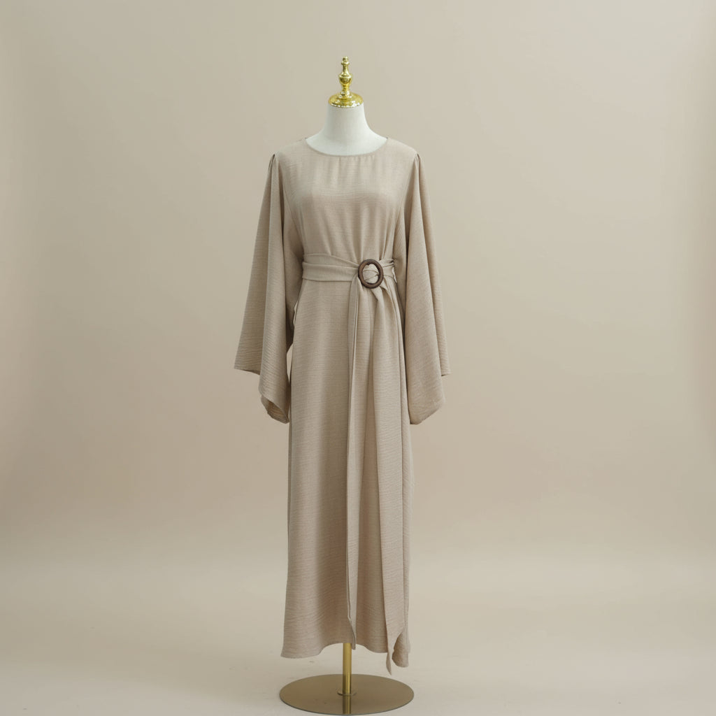 Isadora Bescheidenes Maxikleid mit Gürtel