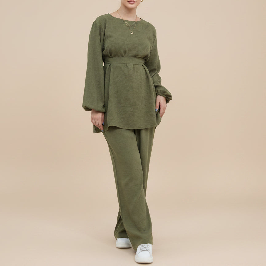 Kaia Relaxed Modest Set med del av setet