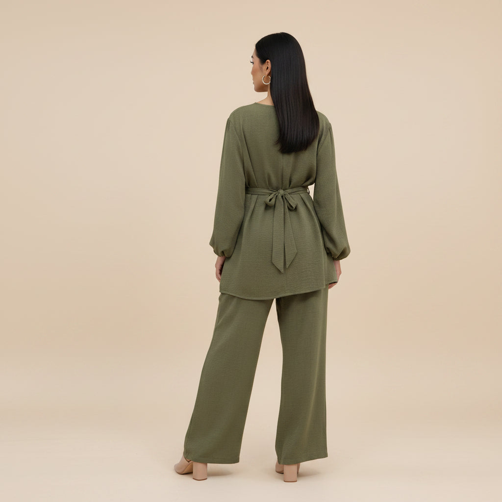 Kaia Relaxed Modest Set med del av setet
