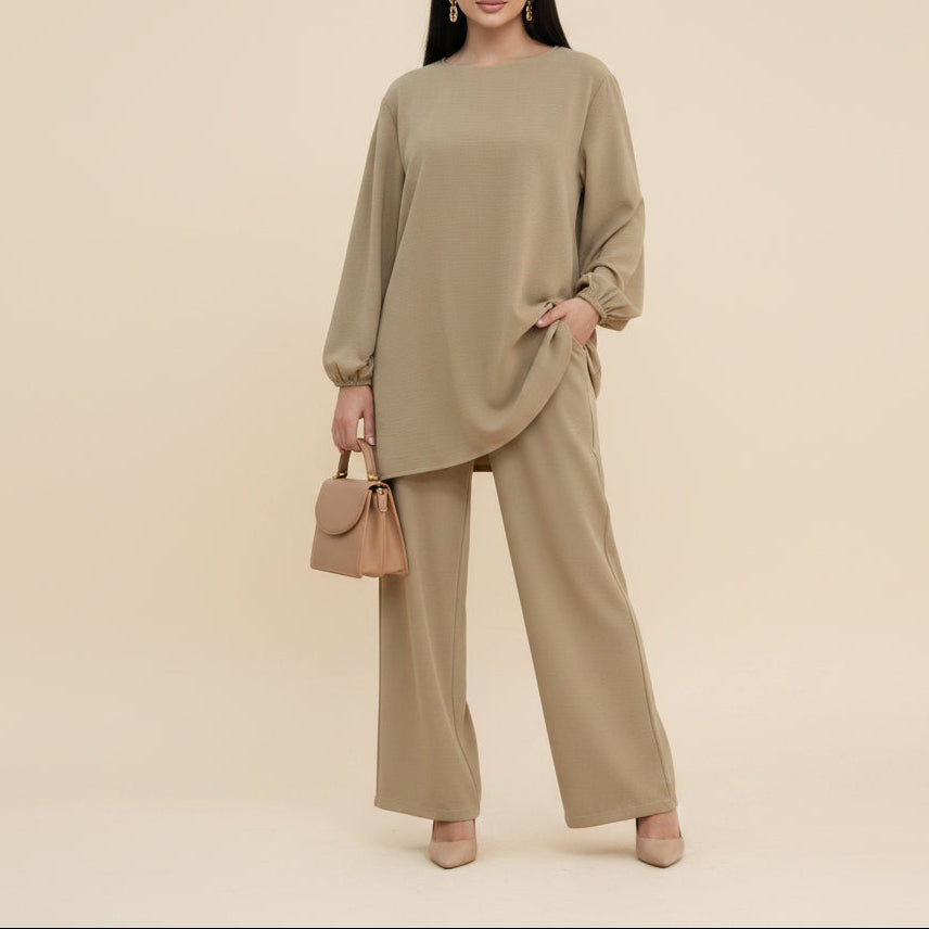 Kaia Relaxed Modest Set med del av setet