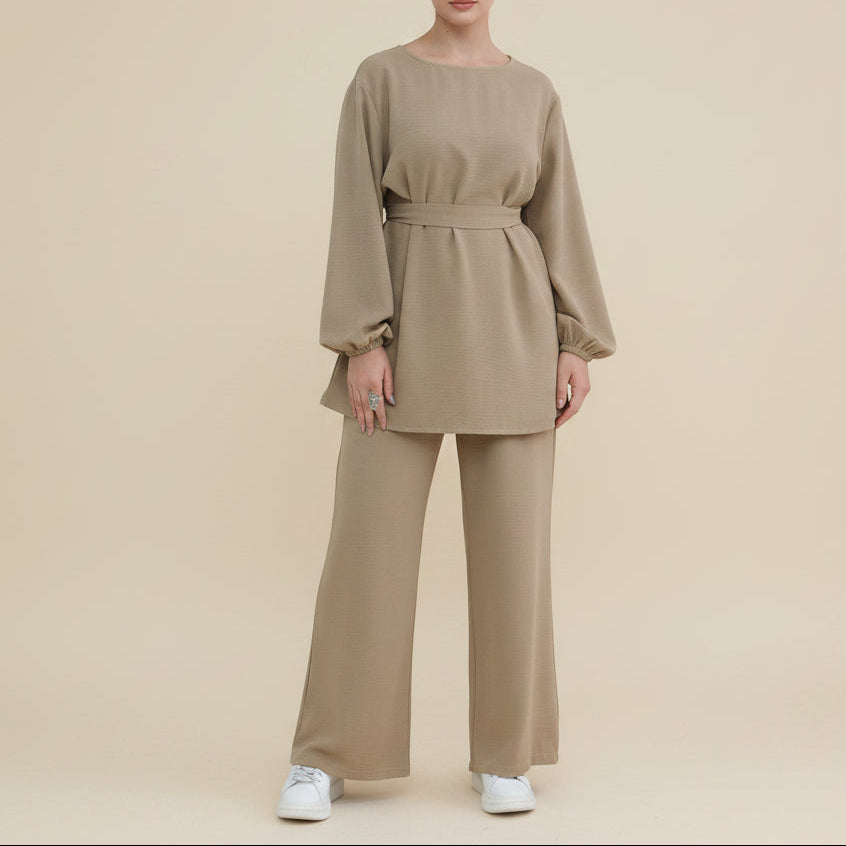 Kaia Relaxed Modest Set med del av setet