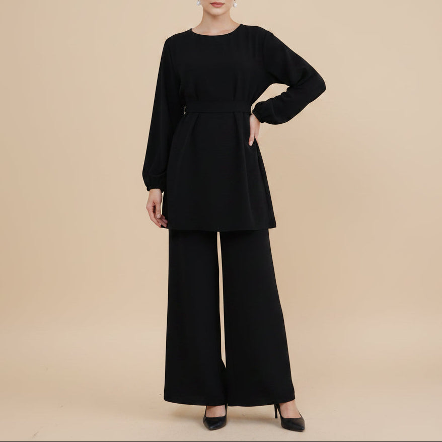 Kaia Relaxed Modest Set med del av setet