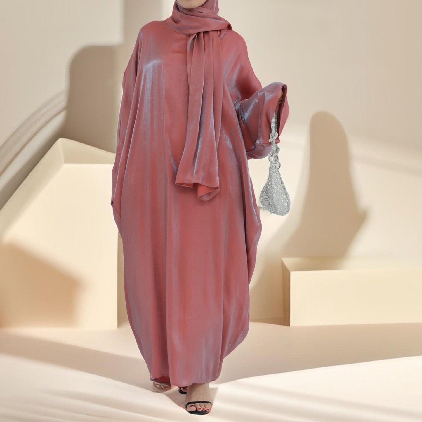 Abaya di lusso luminoso con hijab allegato