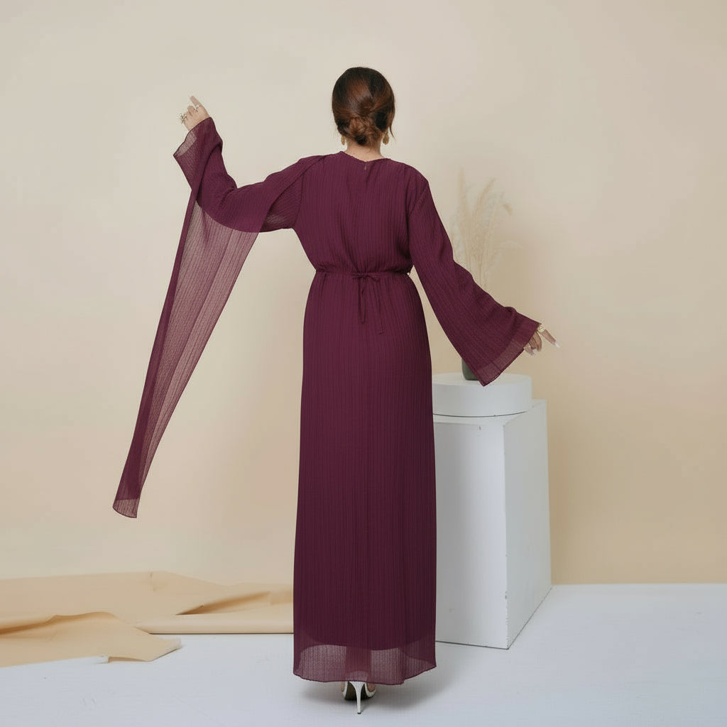 Maya – Plissiertes, langärmliges Maxikleid