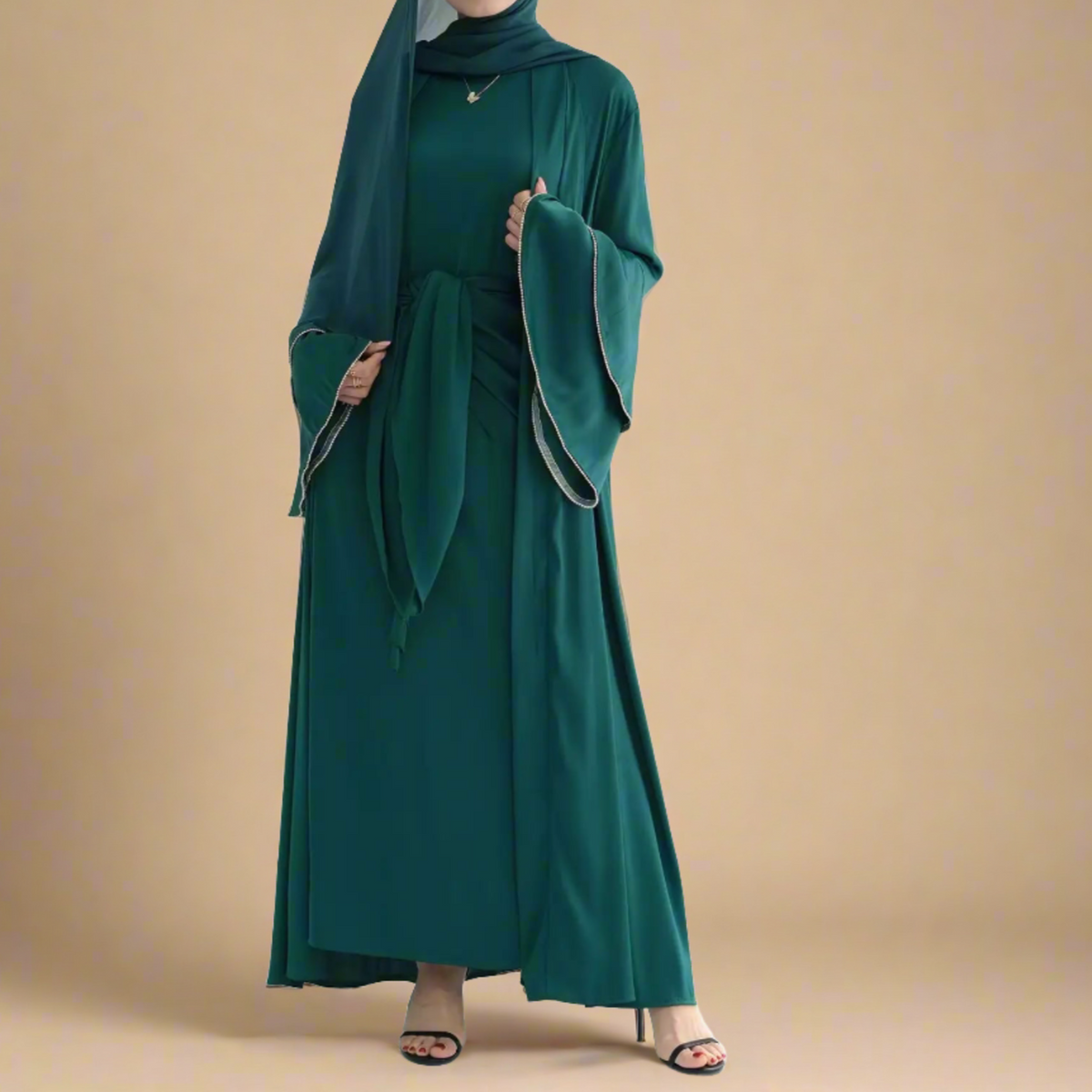 Suíomh Abaya Sultanah 3-Piece ina bhfuil Throwover Abaya, Gúna Slip, agus Apron