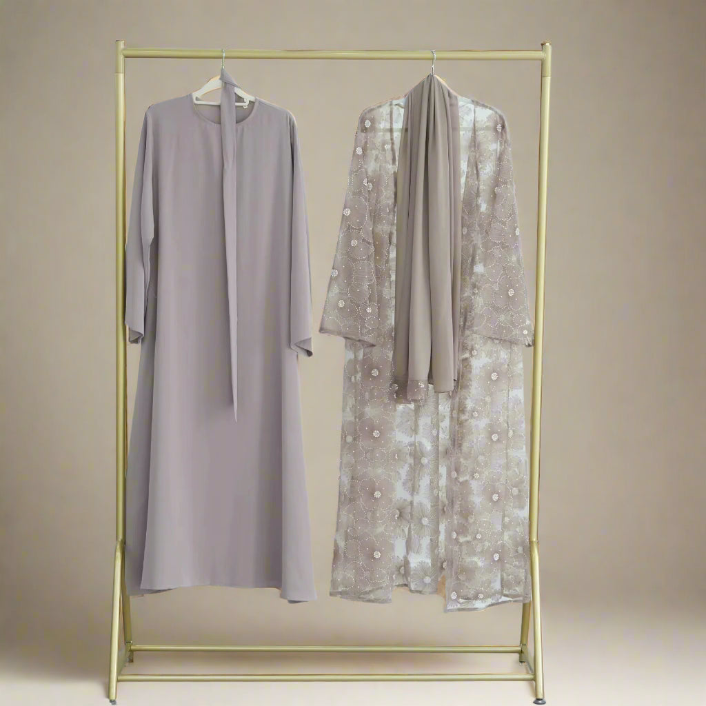 Fleur-pyntet abaya med hijab