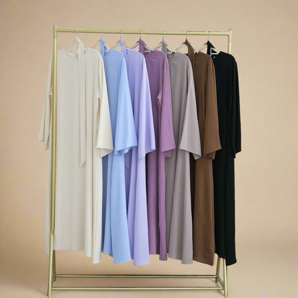 Fleur-pyntet abaya med hijab