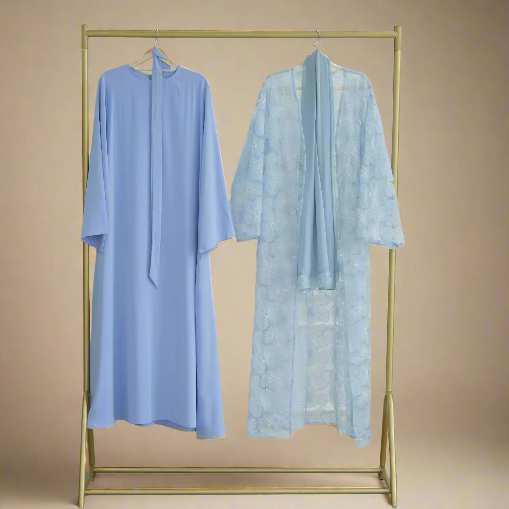 Fleur-pyntet abaya med hijab