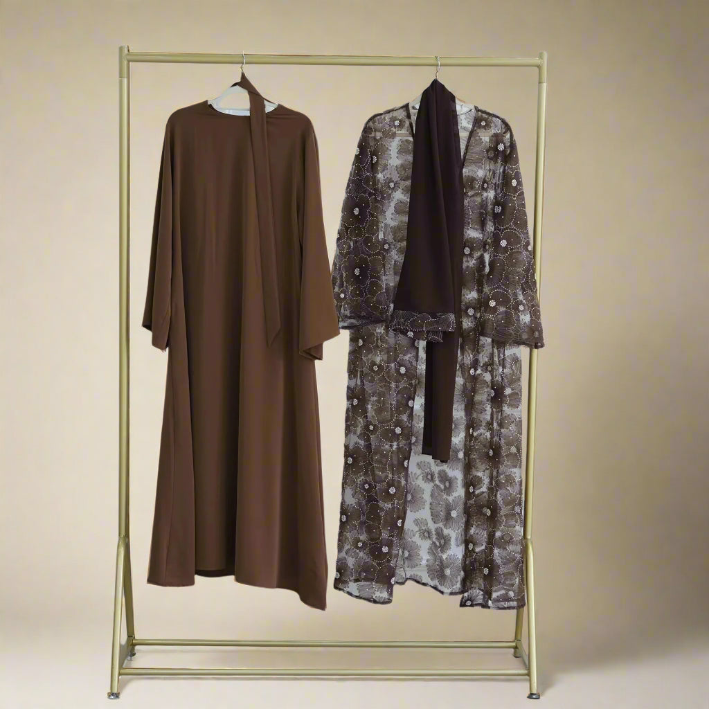 Fleur-pyntet abaya med hijab